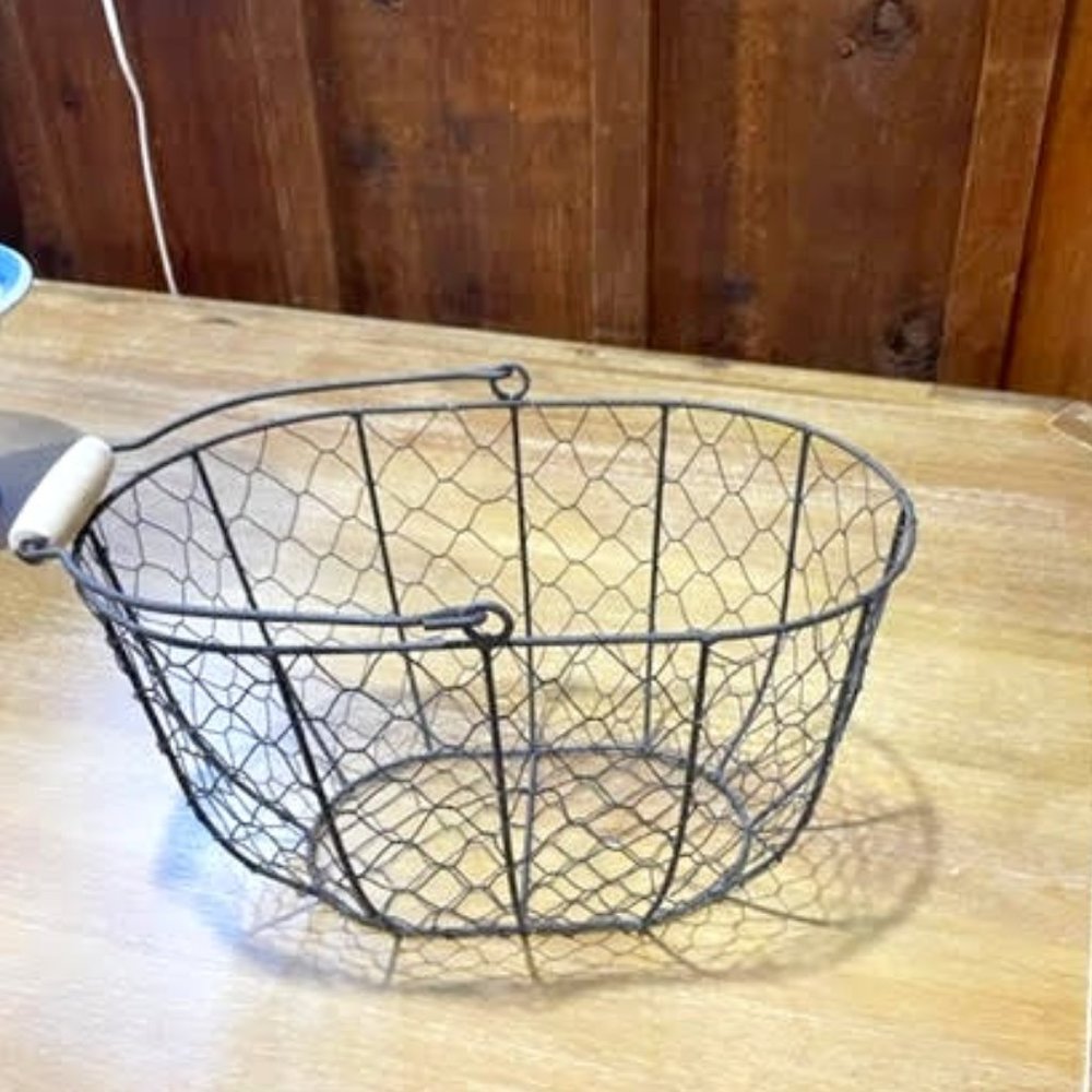 Vintage Style Wire Basket with Wooden Handle